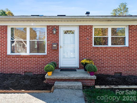 2nd image of 62 Deaverview Rd