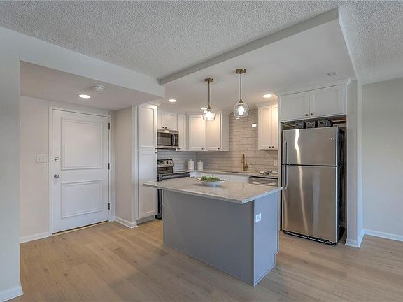 3rd image of 4545 Wornall Rd APT 1009