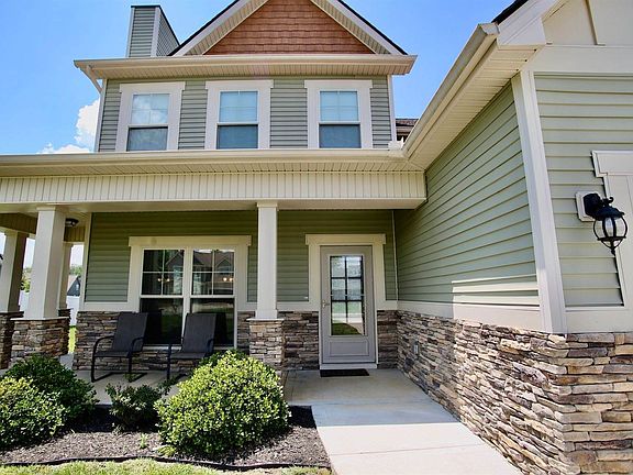 3rd image of 717 Laurel Ln