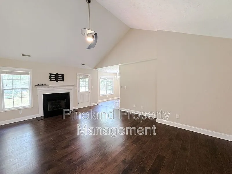 3 bed, 2.0 bath, 1665 sqft, $1,800 — Photo 3