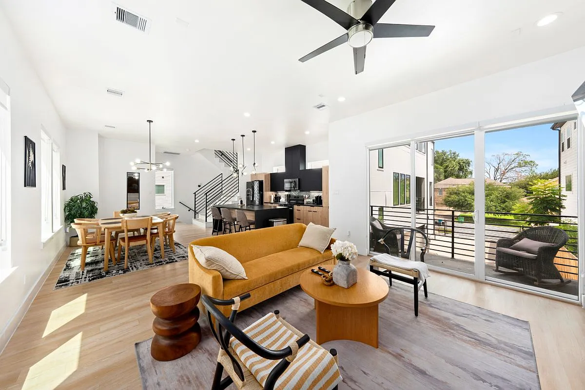 3 bed, 3.5 bath, 2455 sqft, $2,899 — Photo 3