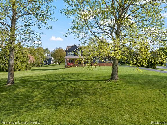 5th image of 2558 Clivedon Rd
