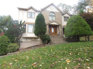 28 Eagle St, Chestnut Ridge, NY 10977