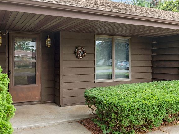 5th image of 301 Oak Manor Dr