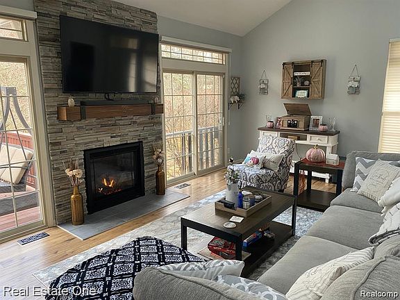 3rd image of 7305 Gateway Dr
