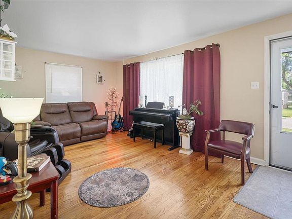 4th image of 6336 Everett Dr