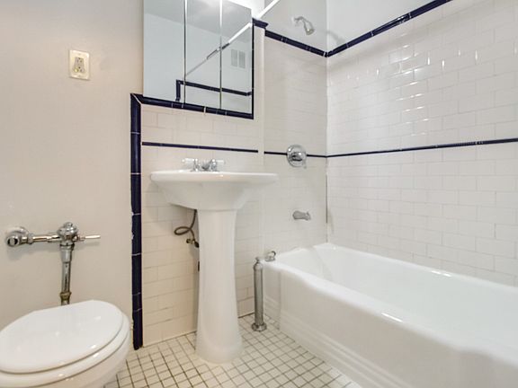 4th image of 3707 147th St APT 4P