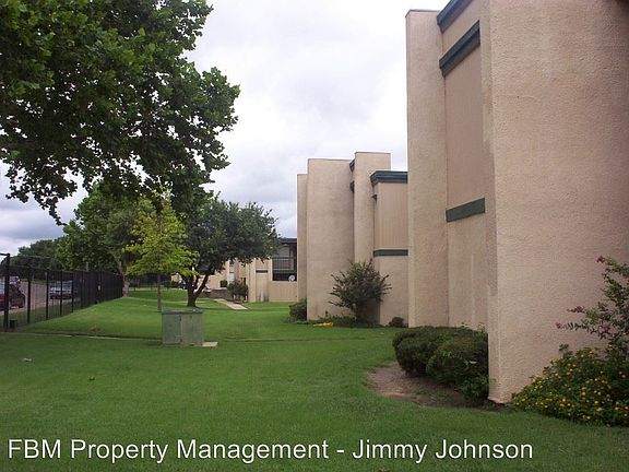 3rd image of 2401 Yorkstown Dr APT 208