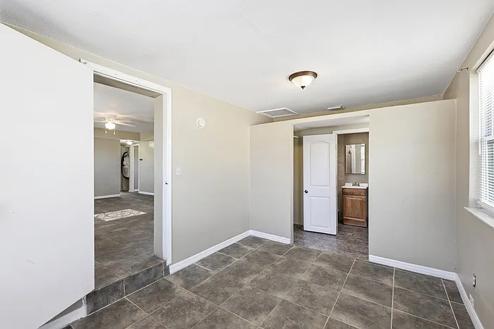 1107 Jamela Dr — Photo 4