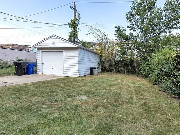 3rd image of 10908 Peony Ave