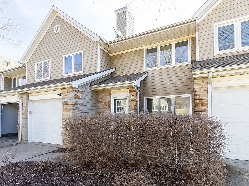 811 Burr Oaks Dr #202