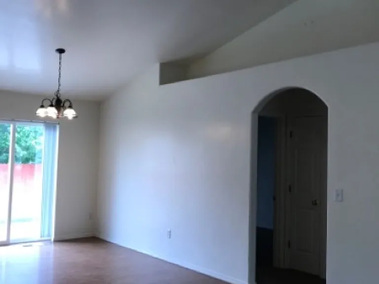 555 Parkwood Dr — Photo 5