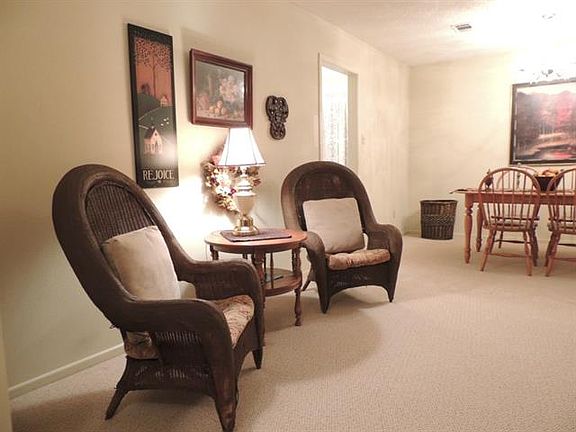 4th image of 821 Bedford Ct W