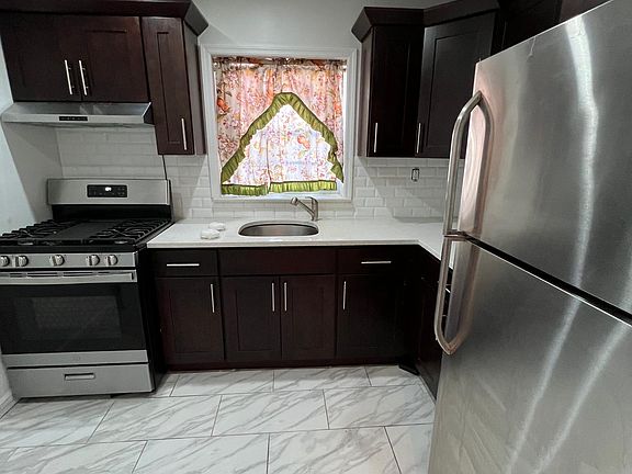 Kitchen (view 2)