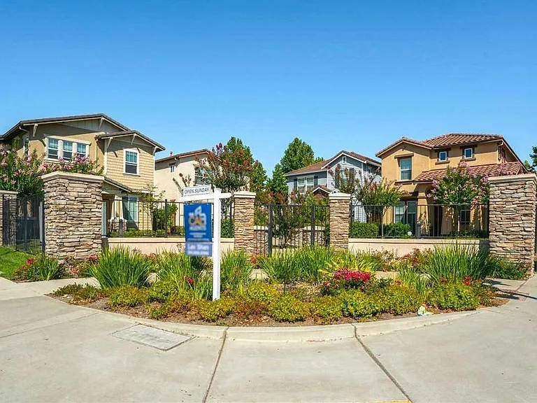 Bella Dr — Photo 21