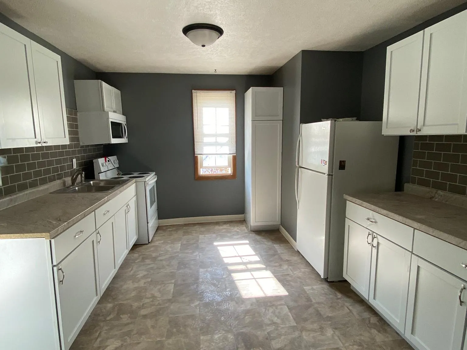 2 bed, 1000 sqft, $1,250 — Photo 1