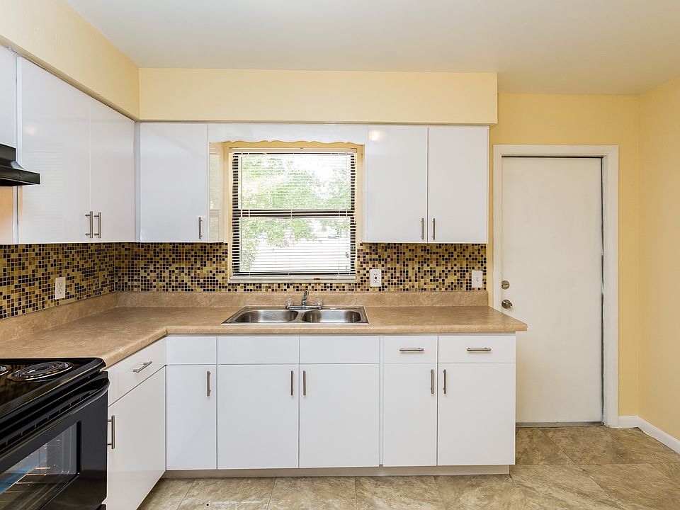 Kitchen *Photos May Vary*