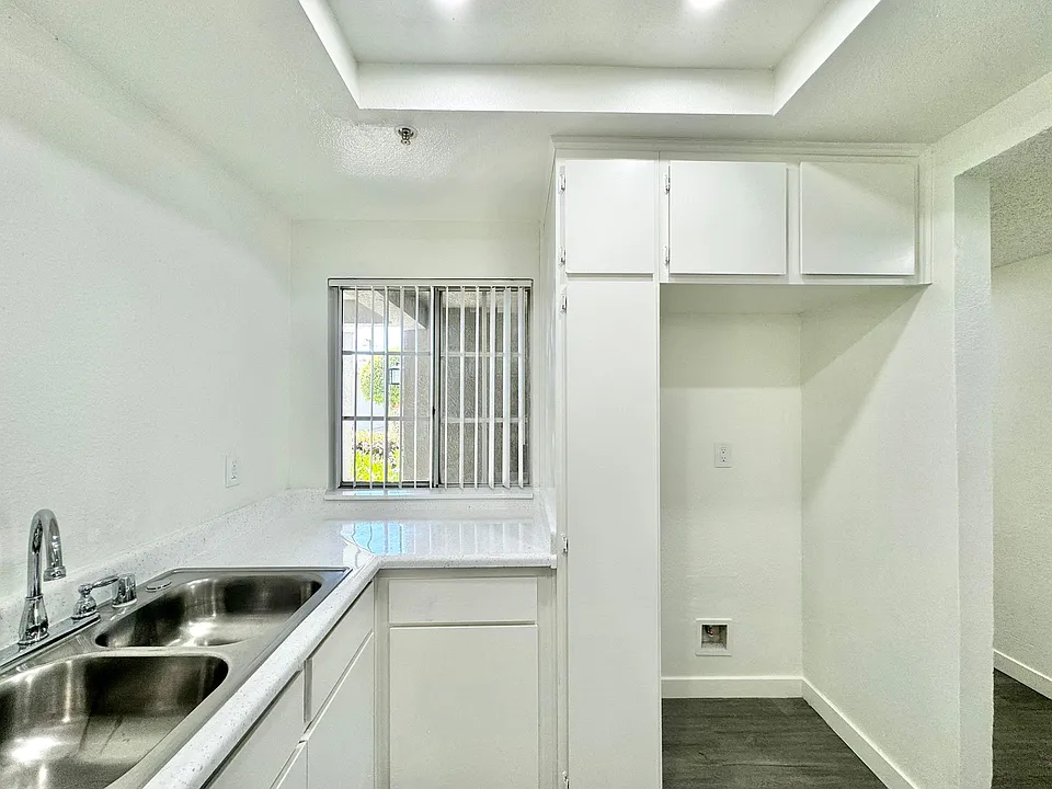Nelson Apartments (Silver Tree Terrace)