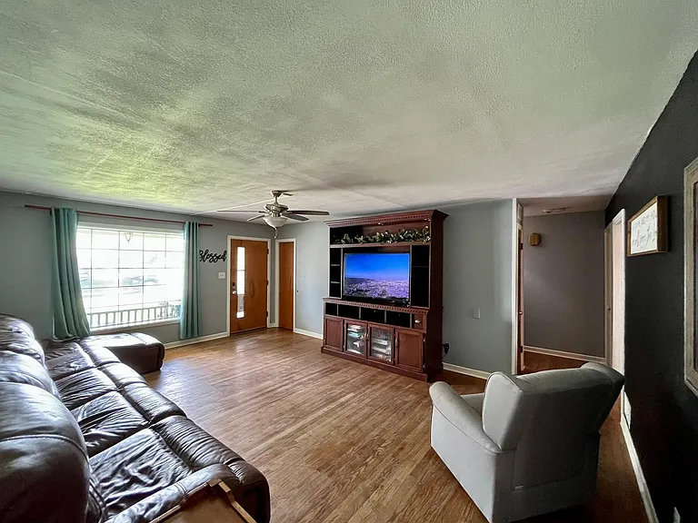3518 Lynette Dr — Photo 5