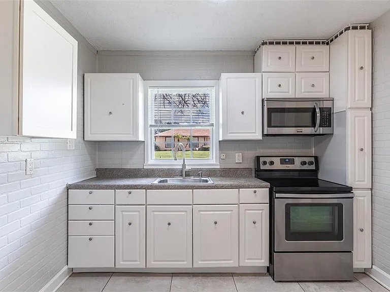 916 Cohassett Ave — Photo 3