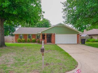 724 Saint Charles St, Moore, OK 73160