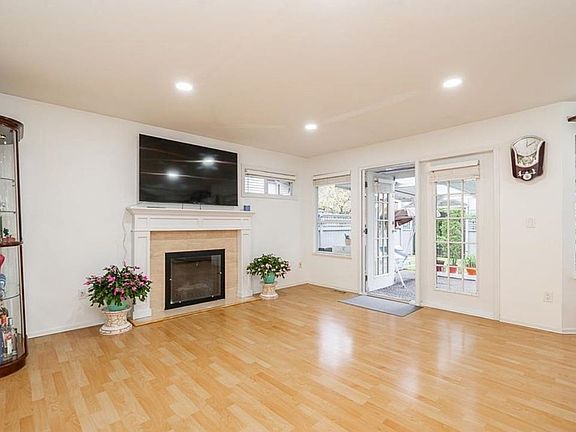 4th image of 10538 153rd St #104