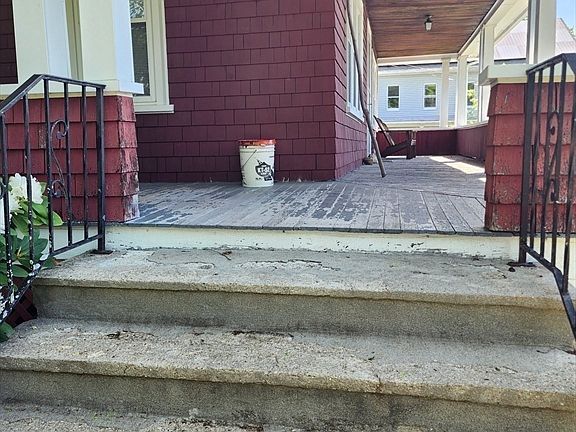 4th image of 72 W Main St