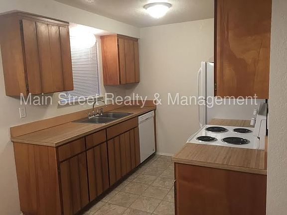 4th image of 19206 5th Ave E #B