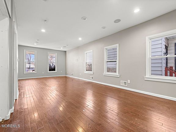 5th image of 335 Jones Ave