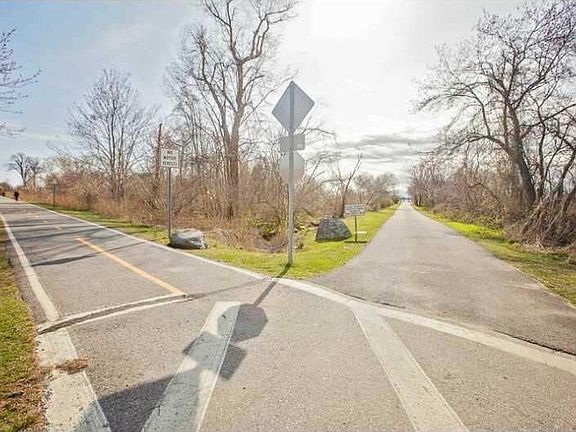 3rd image of 526 NE High Meadow Ct Unit 526