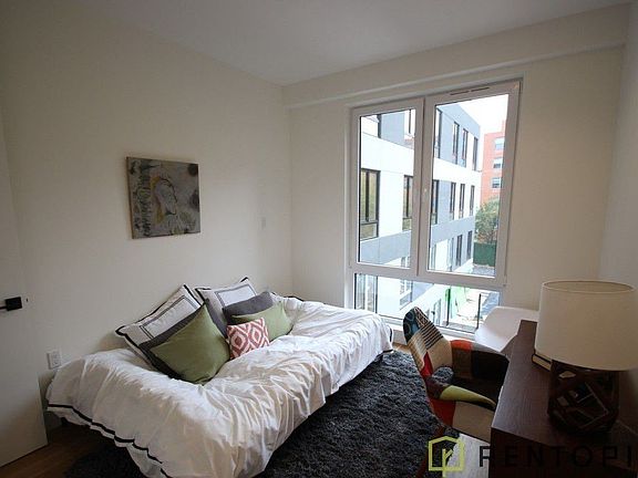 2nd image of 961 Willoughby Ave APT 1H