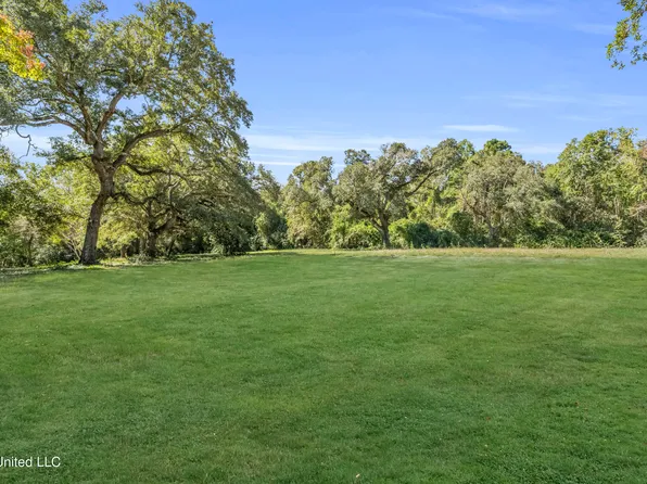 1315 Dubuc Ln, Waveland, MS 39576