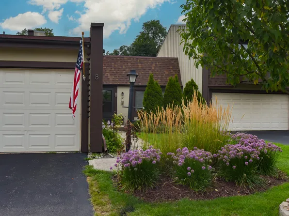 8 Westwood Dr, Indian Head Park, IL 60525