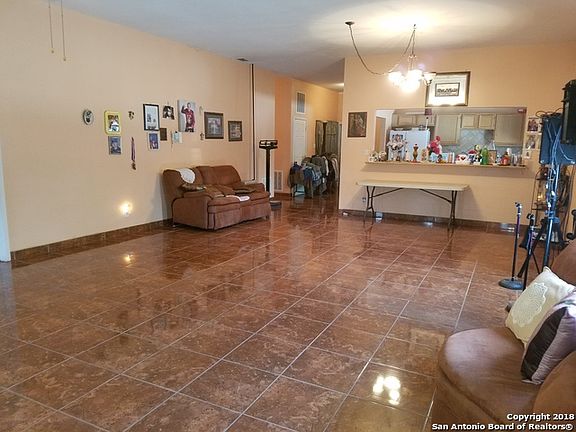 5th image of 637 SW 34th St