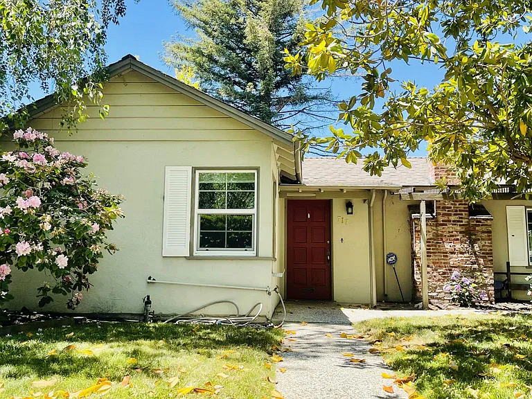 717 Oregon Ave — Photo 3