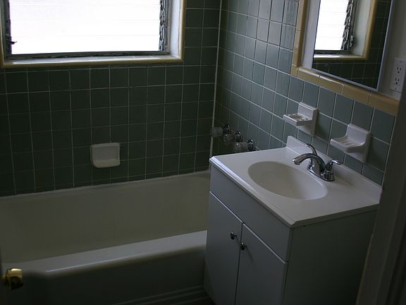 4th image of 955 Bay Dr #1