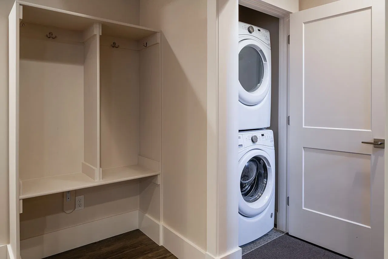 1 bed, 938 sqft, $2,450 — Photo 3