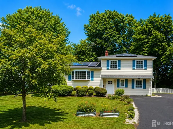8 Alpine Ct, East Brunswick, NJ 08816