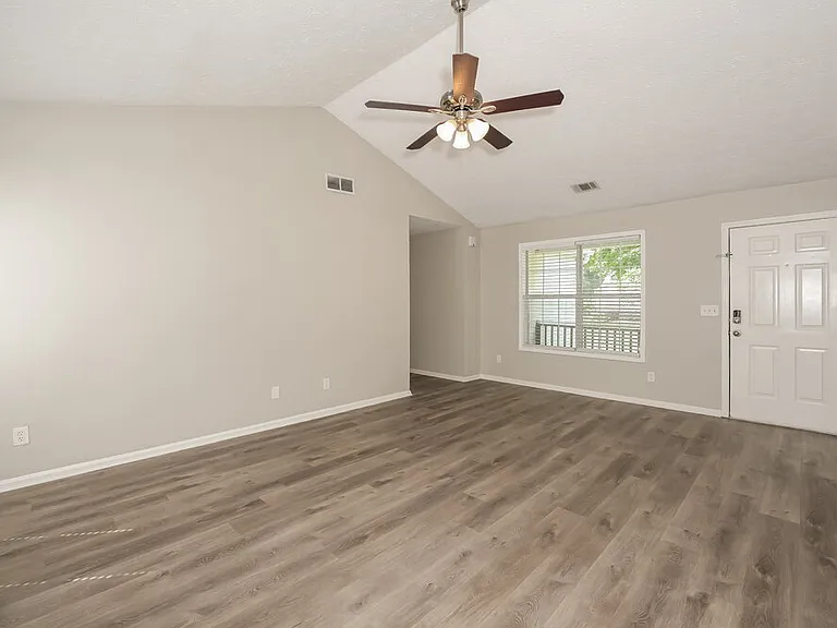 810 Windsor Dr — Photo 5