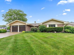 905 Hillcrest Blvd, Hoffman Estates, IL 60169