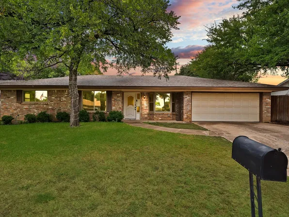 216 Shady Lake Dr, Hurst, TX 76054