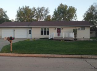 1112 7th St, Hull, IA 51239