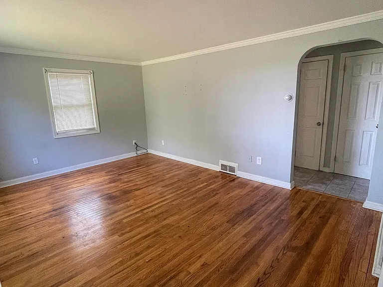 135 Mercer Ave — Photo 6