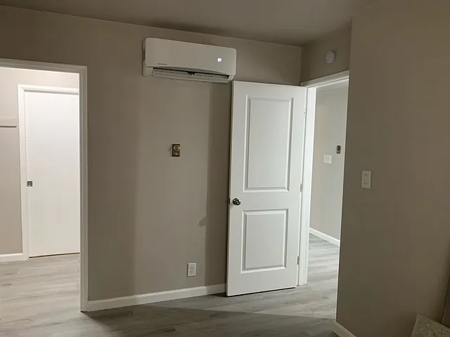 Master Bedroom Walk-in Closet A/C