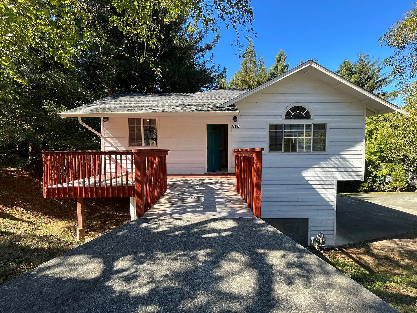 Spacious 3 Bedroom, 2.5 Bathroom w/ Bonus Room and 2 Car Garage — Photo 1