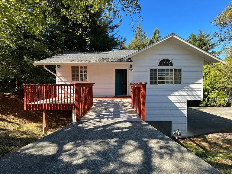 1146 Vista Dr — Photo 1