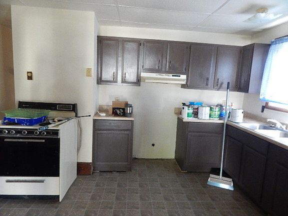 3rd image of 332 Pearl St