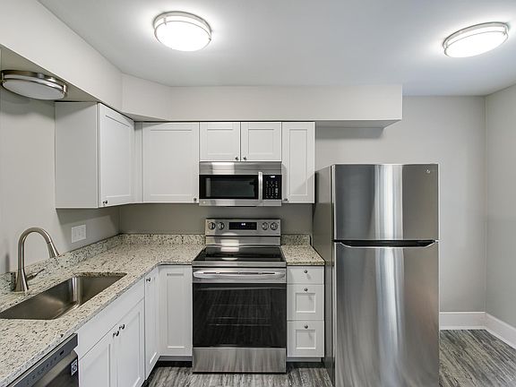 4th image of 3227 Holiday Dr Unit 12