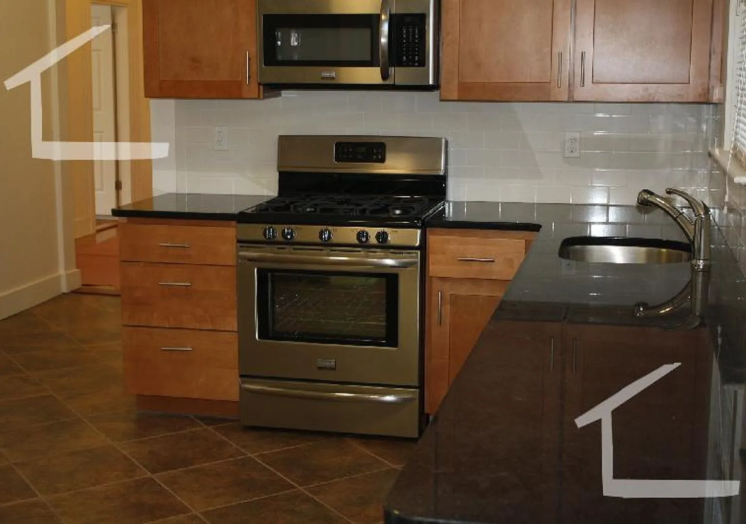 Nicely renovated 4 bed 2 bath near BU and the Green Line! — Photo 2