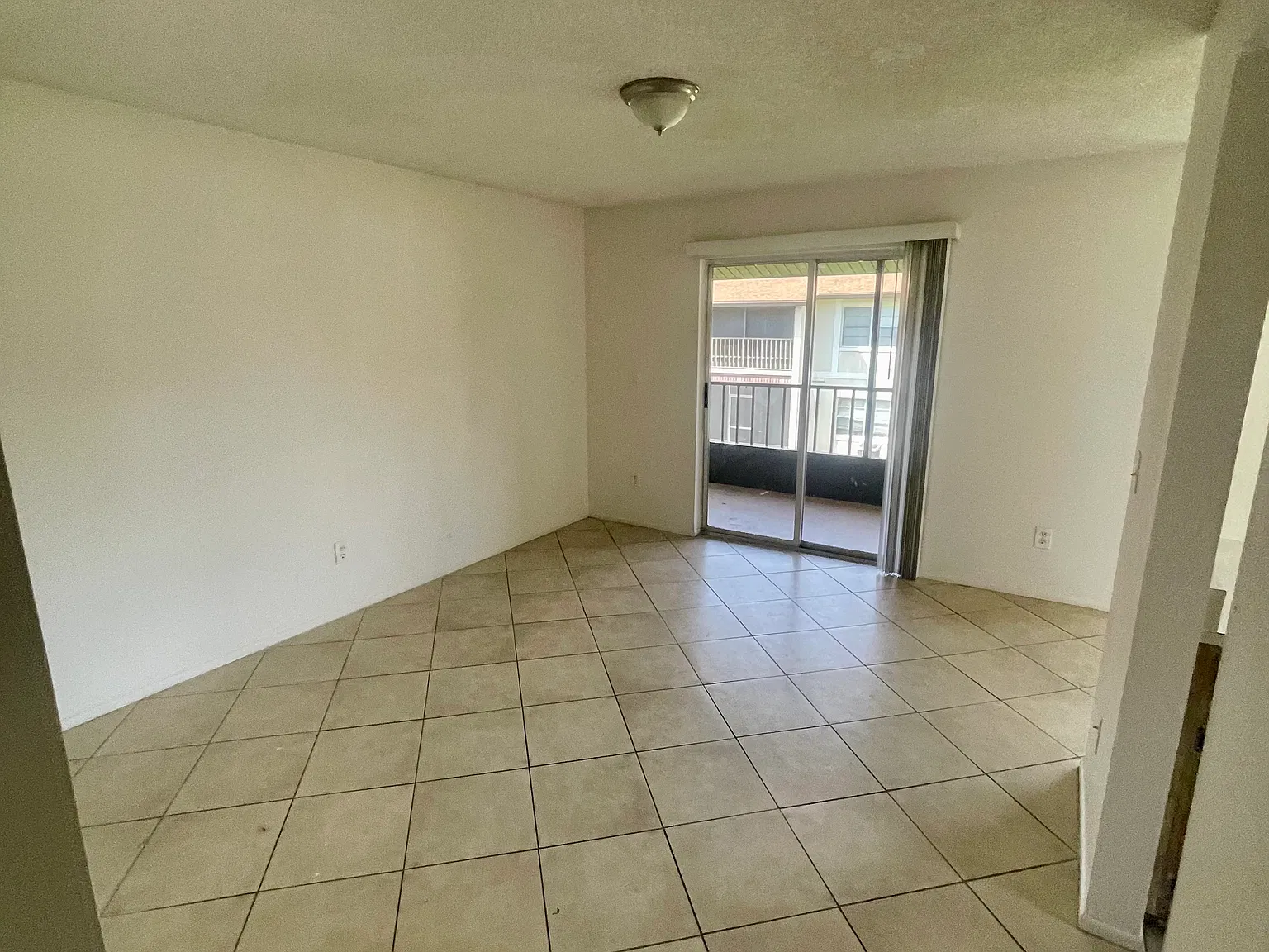 2 bed, 922 sqft, $1,350 — Photo 4